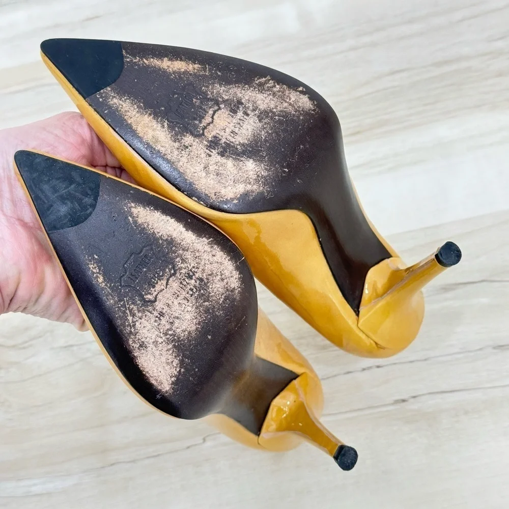 STUART WEITZMAN Classic Stilettos Gold bronze yellow Sz 6.5 HW 34799